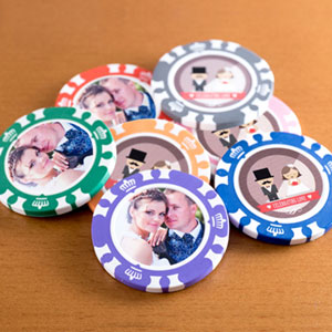 Gepersonaliseerde pokerchips in rood, blauw, groen en wit – voorbeeld set