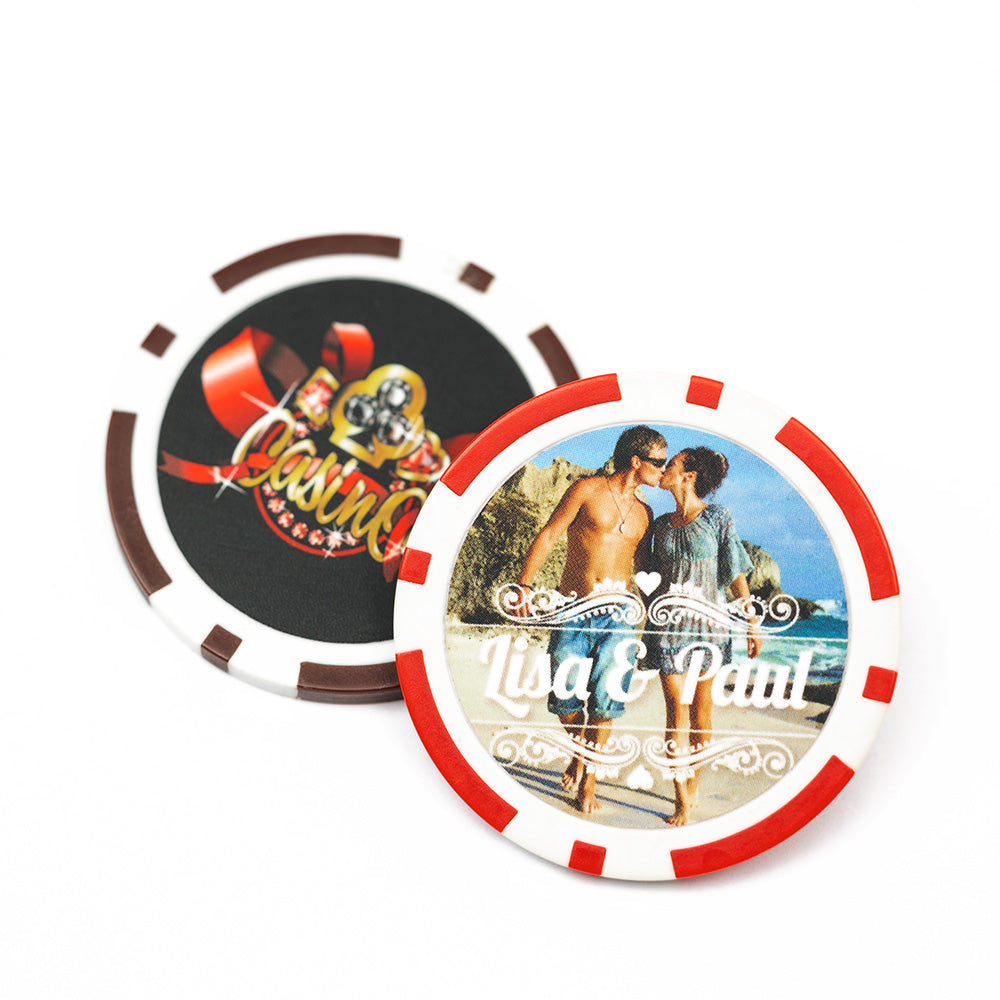 Set van gepersonaliseerde pokerchips in zwart en andere kleuren – perfect voor pokerspellen, feesten en relatiegeschenken