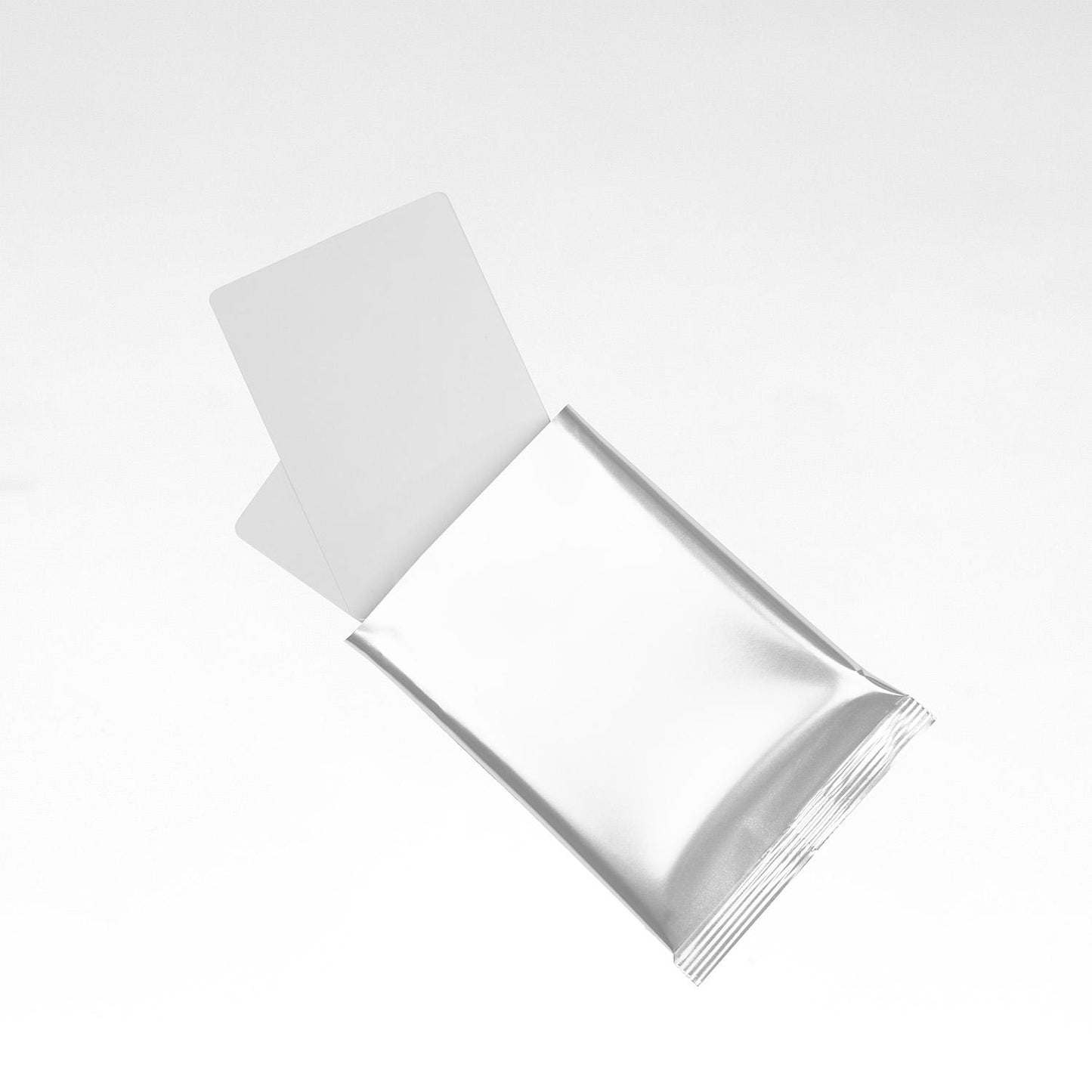 Onbedrukte lege booster pack zak voor gepersonaliseerde kaartspellen, handig voor prototypen en productie.