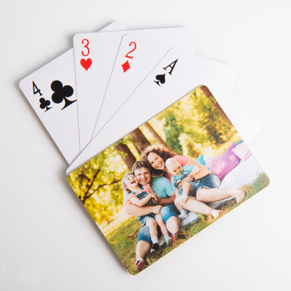 Close-up van bridge kaarten met creatief gepersonaliseerd design