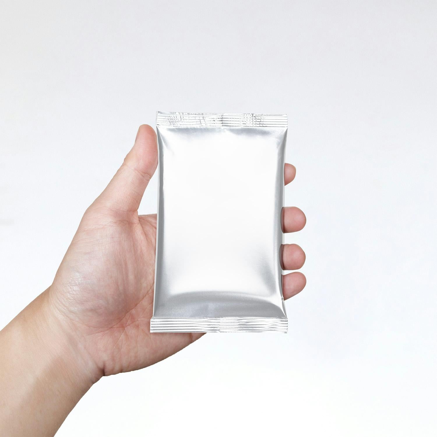 Hand houdt een lege booster pack verpakking, ideaal voor custom kaartspellen en promotionele items.