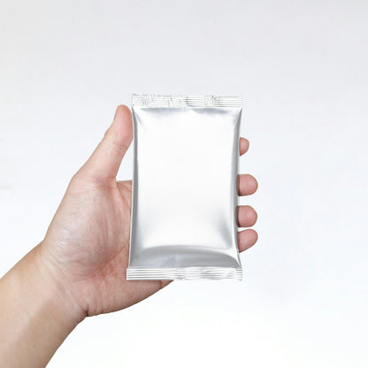 Hand houdt een lege booster pack verpakking, ideaal voor custom kaartspellen en promotionele items.